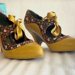 Poetic License Schools Out in Yellow Flora.  Women's size 10